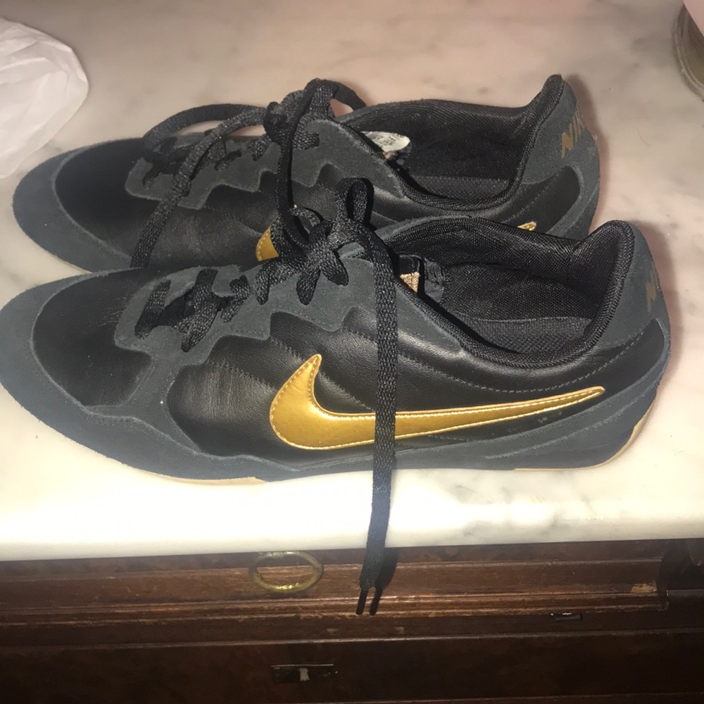 Fab retro Nike sneakers in gold & black leather